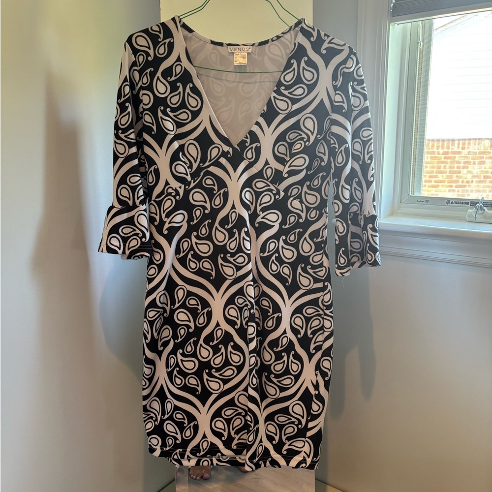 VENUS Elegant Black and White Long Sleeve Dress